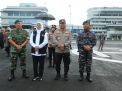 Kapolda Jatim Bersama Forkopimda Distribusikan Bantuan ke Pulau Masalembu Gunakan KRI Malahayati TNI AL