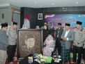 Kapolda Jatim Mengenang Gus Dur, Berikan Poster Unik Untuk Hj. Sinta Nuriyah Wahid