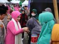 Ramadhan Berkah, Ketua Bhayangkari Daerah Jawa Timur Berbagi Takjil Untuk Warga Ngawi