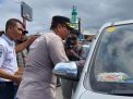 Aksi Simpatik Polisi Berbagi Air Mineral Kepada Pengendara yang Antri di Pelabuhan Ketapang Banyuwangi