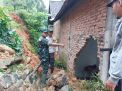 Kompak TNI - Polri Bersama Warga di Trenggalek Gotong Royong Bersihkan Material Tanah Longsor