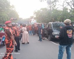 Pemuda Pancasila Kota Surabaya Kembali Bagi Bagi Takjil Ke Pengguna Jalan Raya