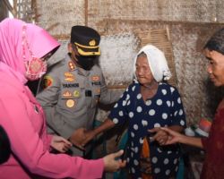 Polres Lamongan Bantu Bedah Rumah Mbok Inah
