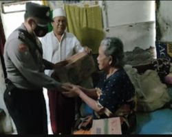 Peduli Warga Kurang Mampu dan Janda Tua, Kapolsek Tambaksari Bagikan Sembilan Bahan Pokok (Sembako)