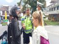 Personil Operasi Nusa Agung Polres Tabanan Sasar WNA Dan Himbau Taati Peraturan