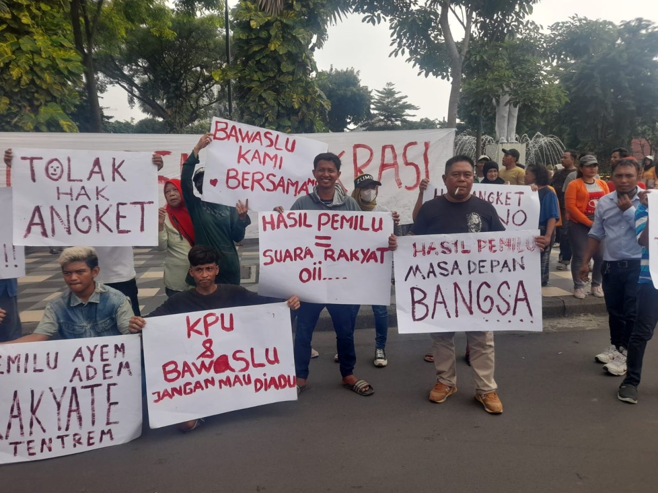 Berhadapan, Aksi Masa Pro dan Kontra Hak ANGKET di Depan Grahadi