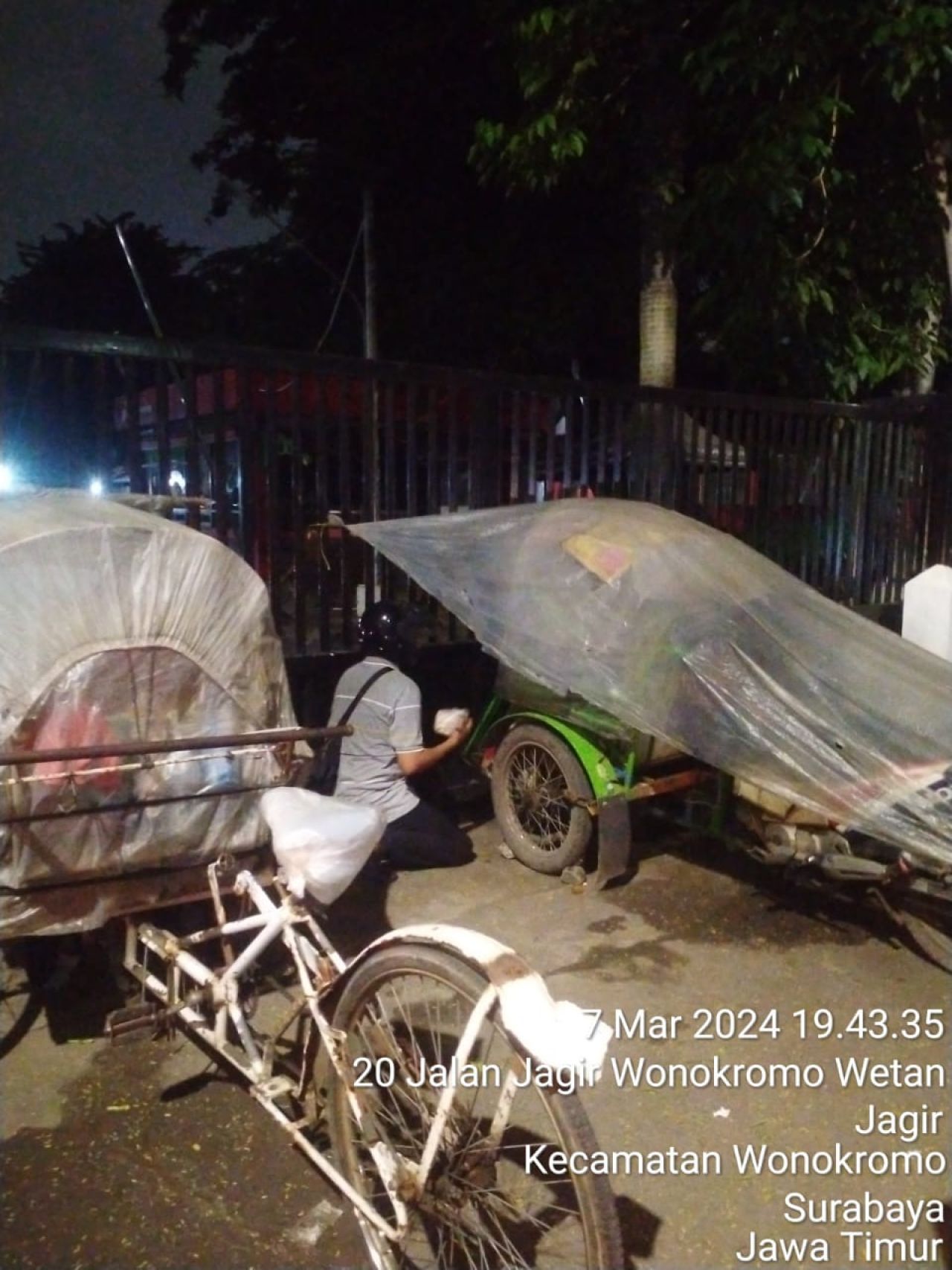 Peduli Duafa AWS Berbagi Nasbuk Pada Tukang Becak