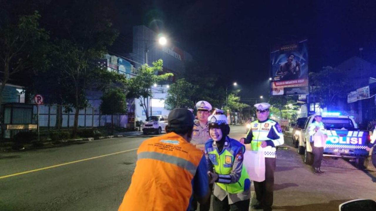 Bagikan Nasi Kotak untuk Warga, Polres Bojonegoro Lakukan Patroli Sahur Ramadhan