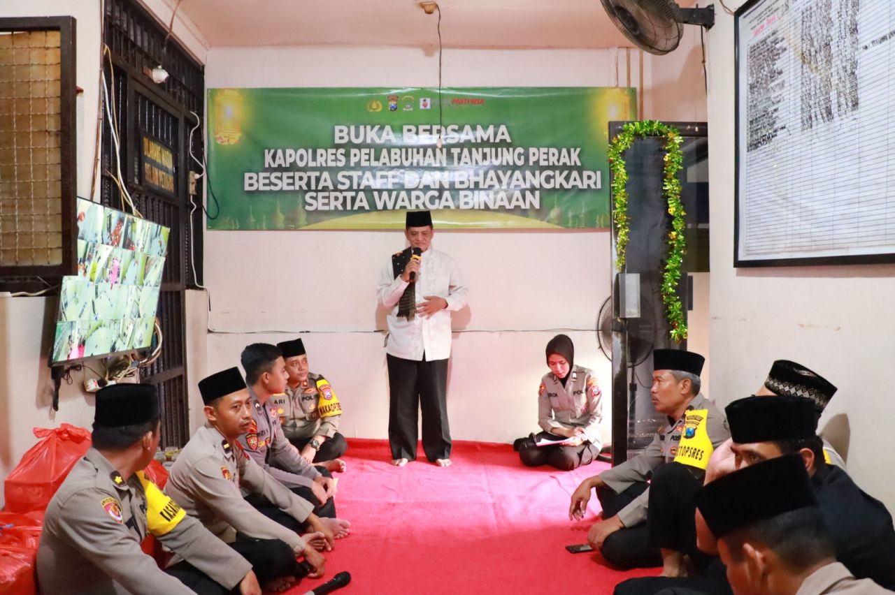 Wujud Kepedulian Kapolres Pelabuhan Tanjung Perak Gelar Buka Bersama Tahanan.