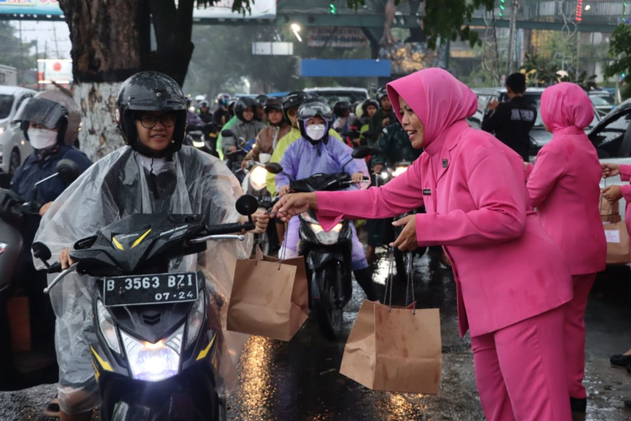 Tebar Kebaikan di Bulan Ramadhan Polres Batu dan Bhayangkari Berbagi Takjil