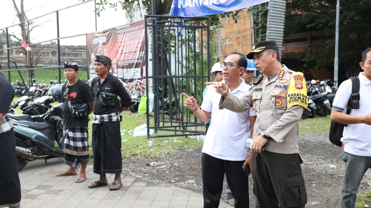 Kabid Humas Pantau Pelaksanaan Ibadah Sholat IED Di Gor Ngurah Rai Denpasar