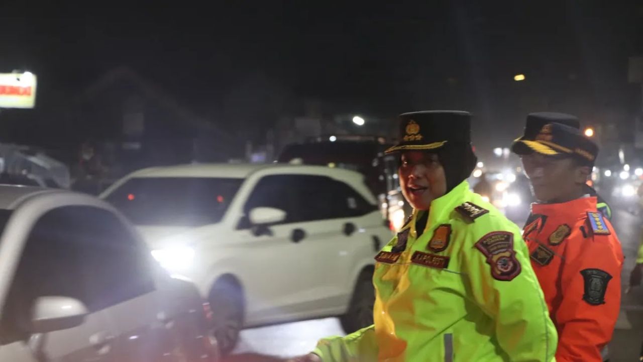 Kapolresta Cirebon Pimpin Patroli Pengamanan dan Pengaturan Arus Lalu Lintas Antisipasi Dampak One Way di Tol.