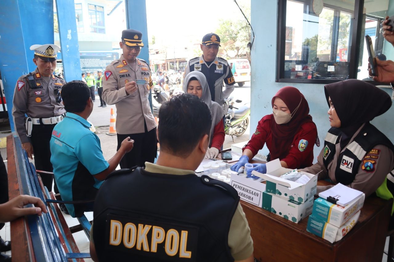 Operasi Ketupat Semeru 2024 Polres Situbondo Gelar Tes Urine Sopir Angkutan Umum Secara Berkala