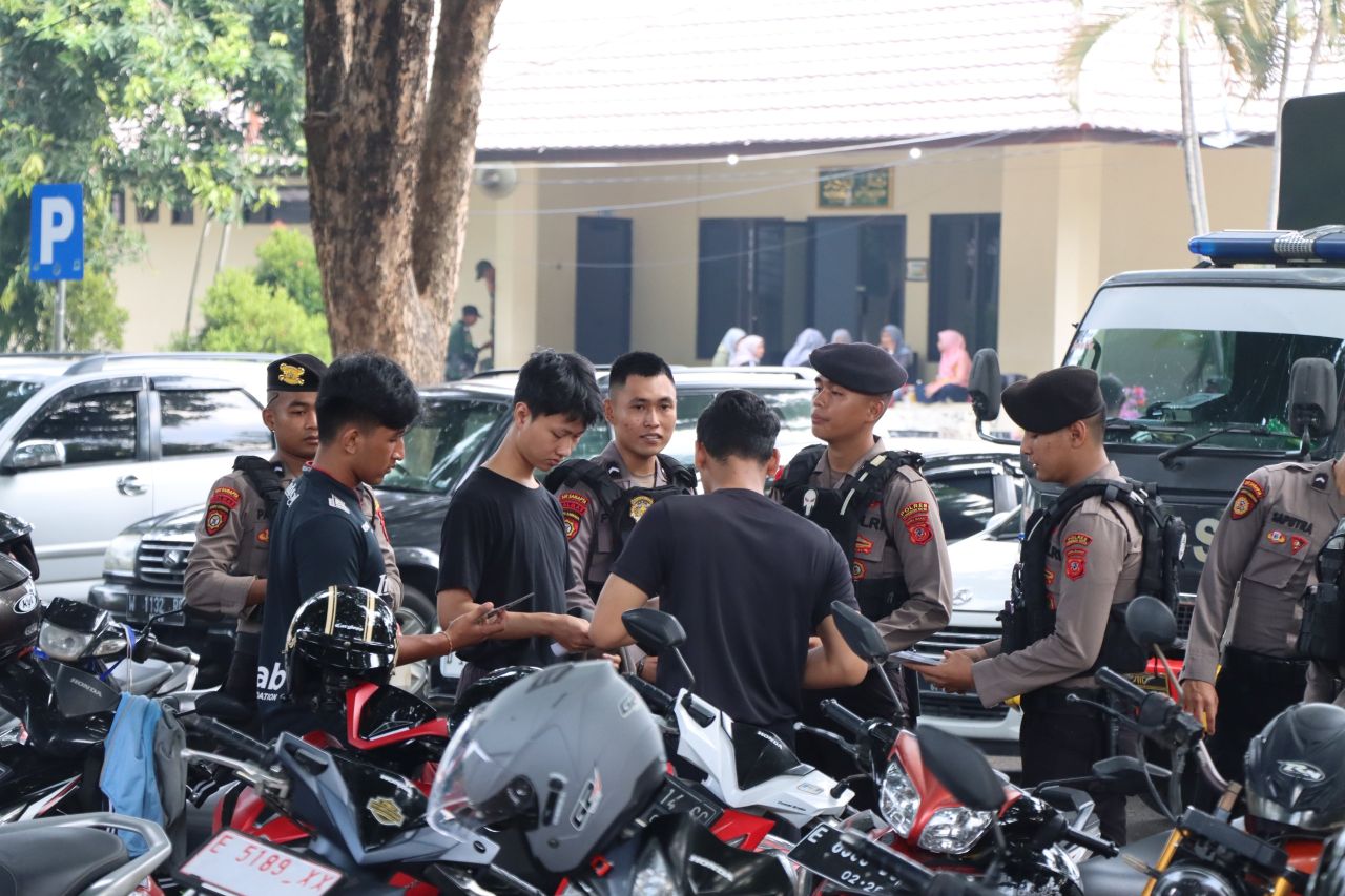 Sosialisasikan Penerimaan Anggota Polri, Bag SDM Polres Cirebon Kota Bagikan Pamflet Kepada Masyarakat