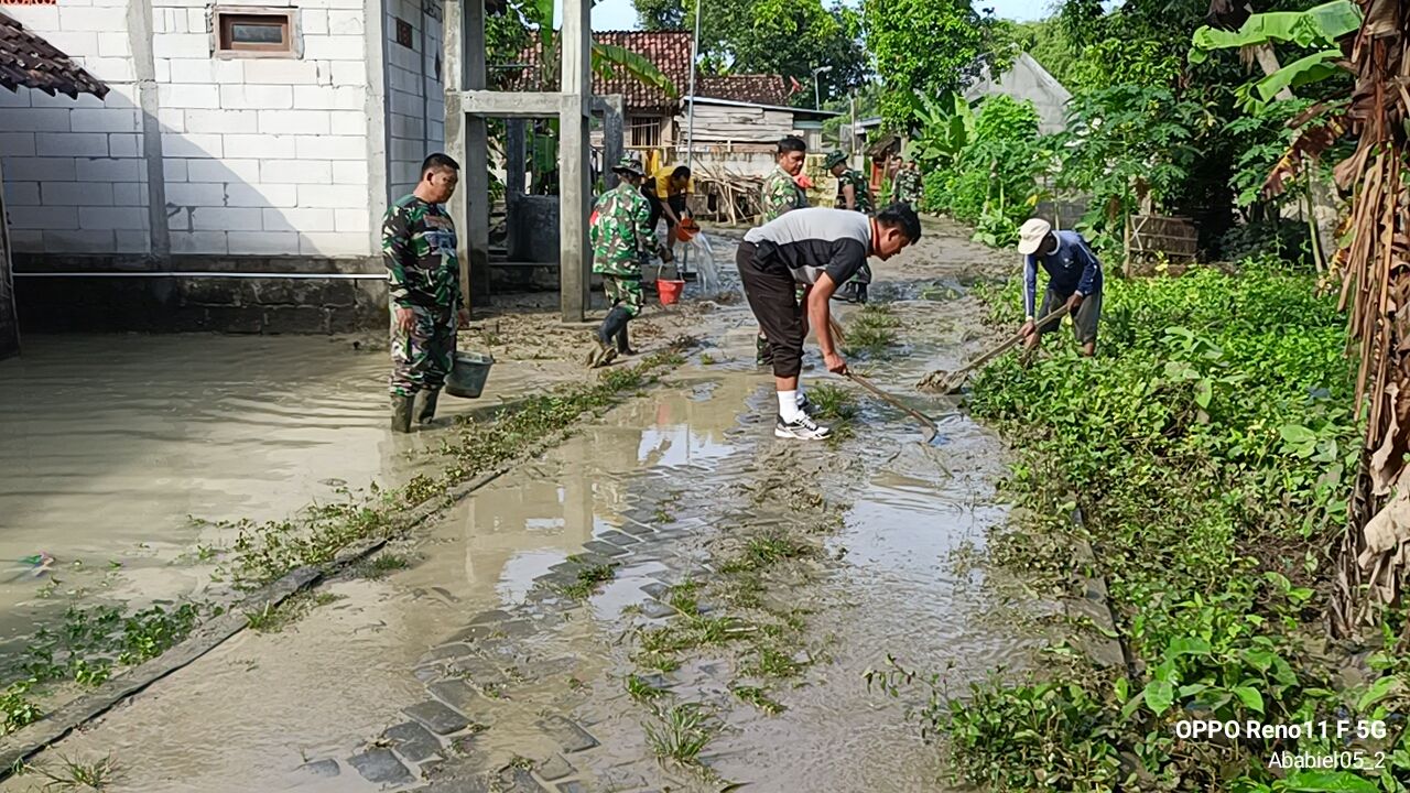 Polisi Bersama TNI dan Warga Gotong Royong Bersihkan Material Luapan Sungai Jurang Dandang di Nganjuk  