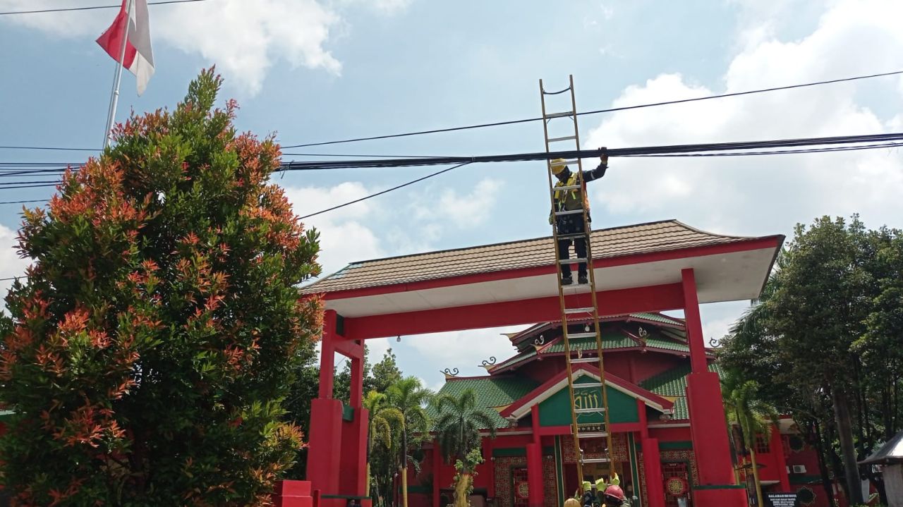 Jaga Estetika dan Keandalan Jaringan, PLN Icon Plus Melakukan Perapihan Kabel di Tiang PLN Pandaan, Kab.Pasuruan