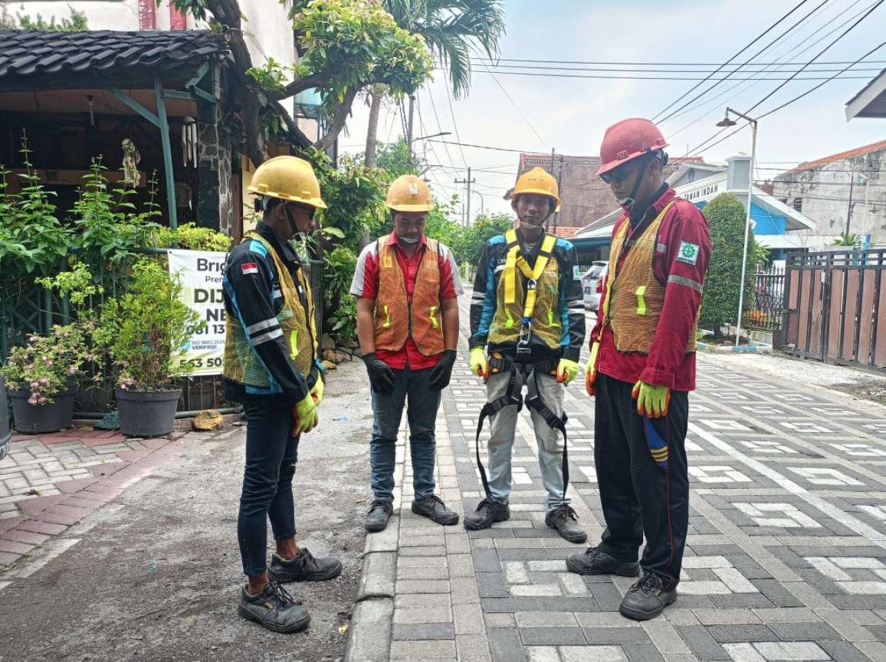 Lancarkan Apel Siaga Idul Fitri 1445 H, PLN Icon Plus Lakukan Penataan Kabel Di Gresik
