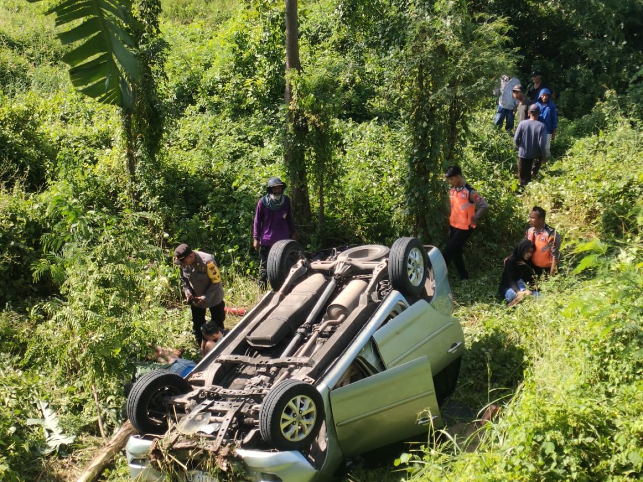 Gercep Polisi dan Relawan Berhasil Evakuasi Korban Mobil Terjun ke Jurang di Mojokerto  