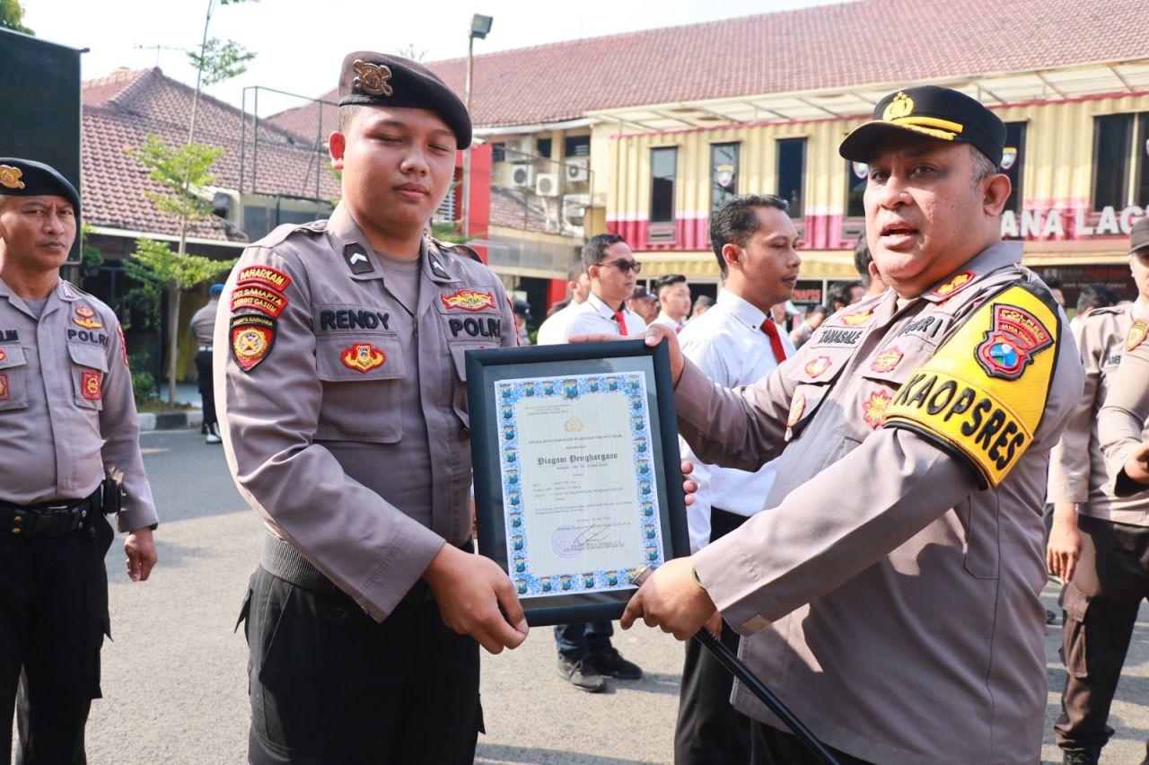 Kapolres Pelabuhan Tanjung Perak Beri Penghargaan kepada puluhan Anggota Berprestasi  