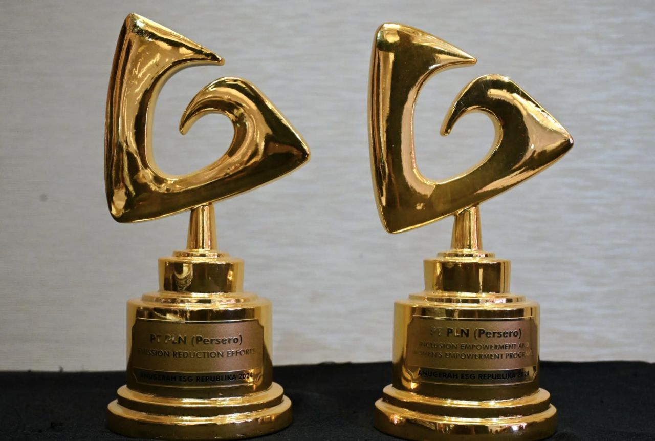 Komitmen Jalankan Bisnis Berkelanjutan, PLN Sabet Dua Penghargaan ESG