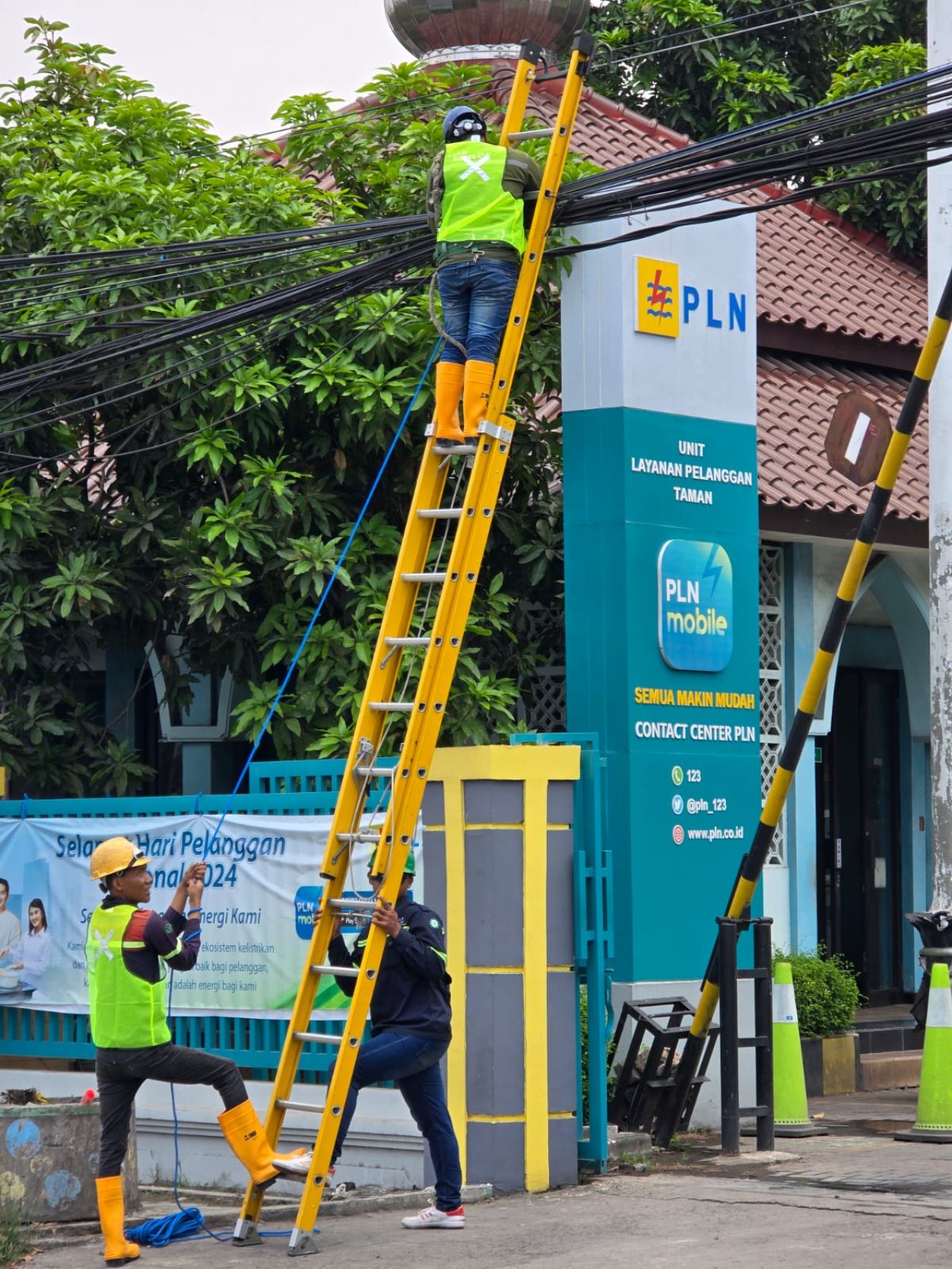 PLN Icon Plus Lakukan Perapihan Kabel di Tiang PLN di depan Kantor PLN ULP Taman - Sidoarjo. 