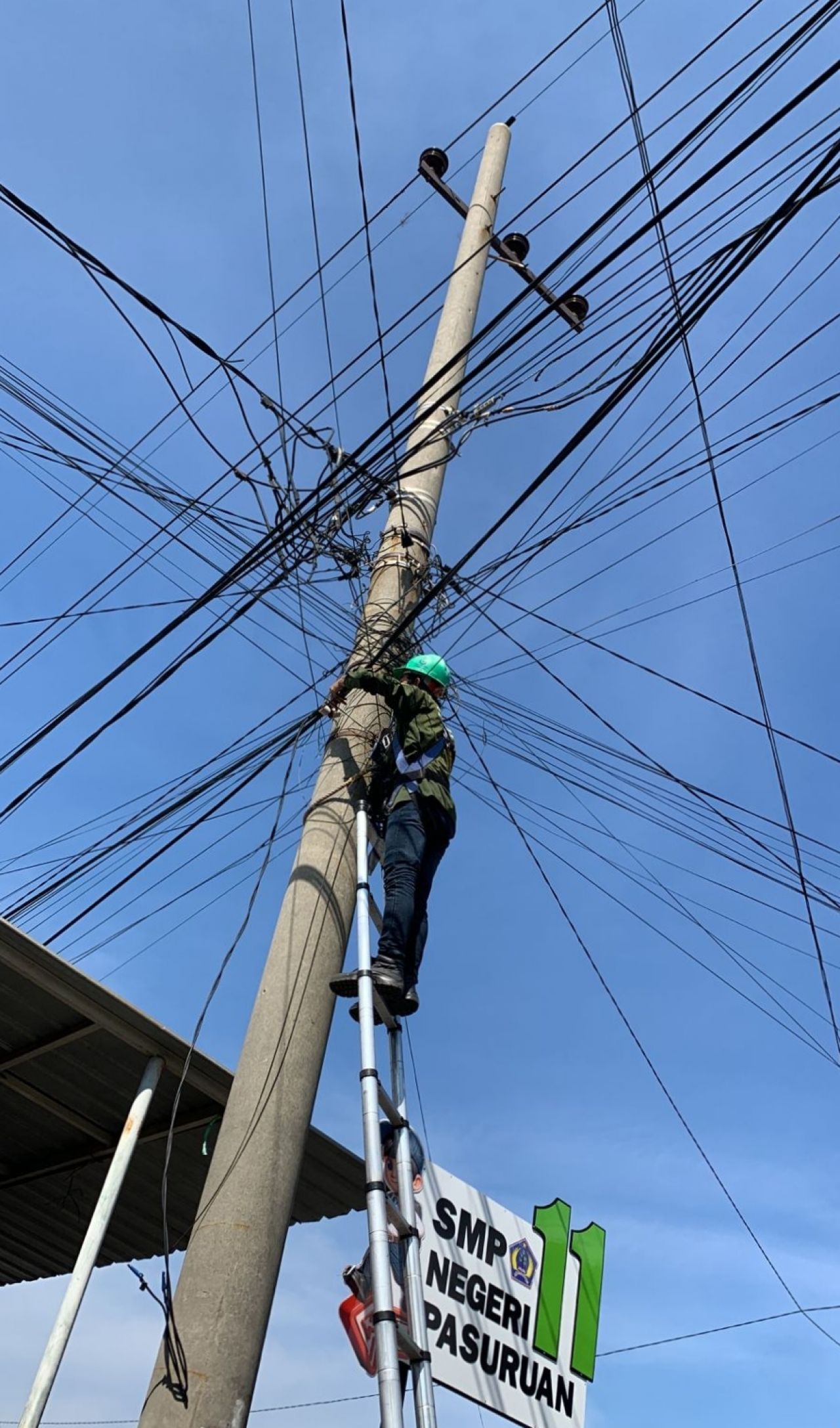 Demi Keindahan Kota, PLN Icon Plus Menata Kabel Di Tiang PLN Kota Pasuruan