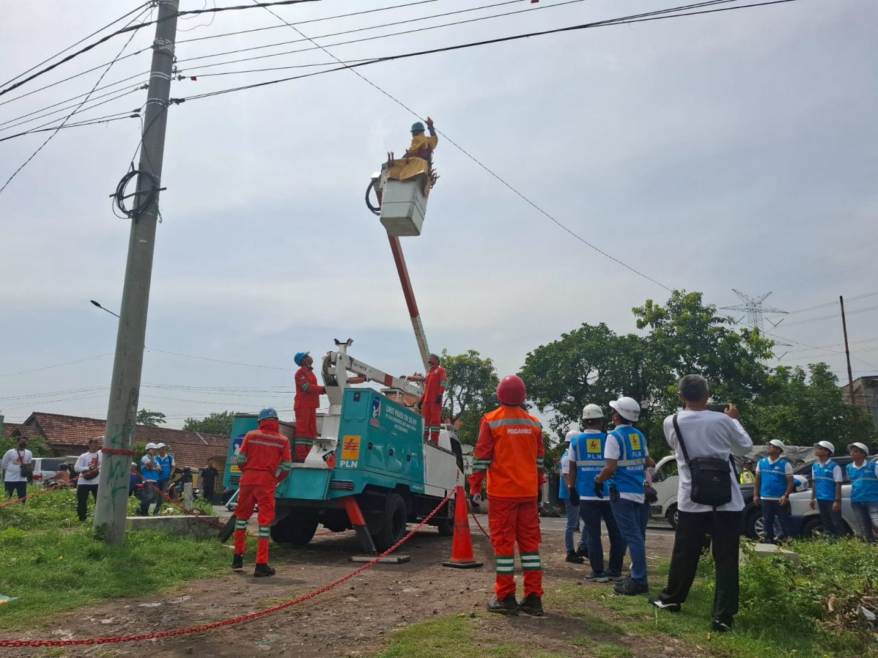 Penggantian Isolator Tanpa Pemadaman, Solusi Andal Tim PDKB PLN UID Jatim Sambut Nataru 2024/2025