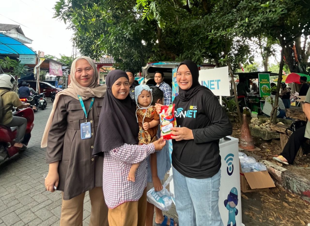 ICONNET Jatim Rayakan Hikmah Ramadan dengan Edukasi Digital dan Aksi Sosial di Randuagung Gresik