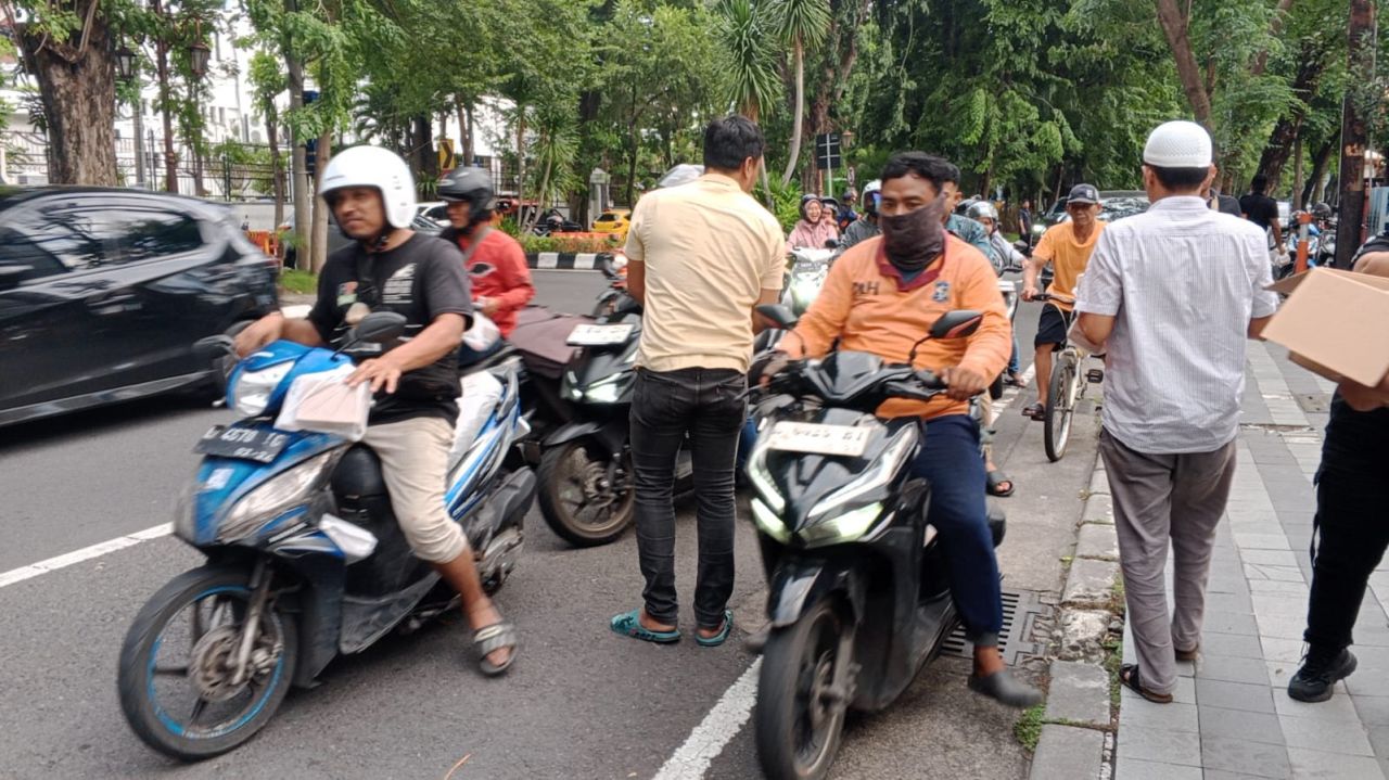 Berkah Ramadan: Wartawan Surabaya Berbagi Takjil untuk Masyarakat