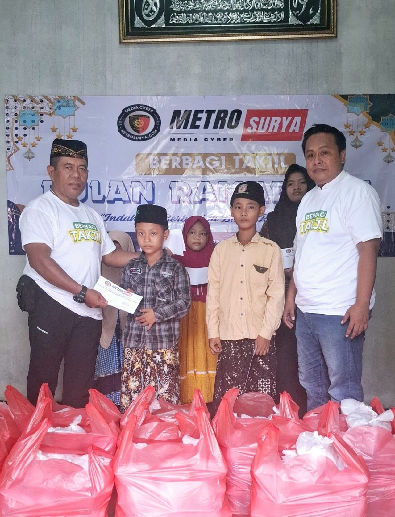 Ramadan Penuh Berkah: Media Metrosurya.com Berikan Santunan Anak Yatim dan Bagi Bagi Takjil
