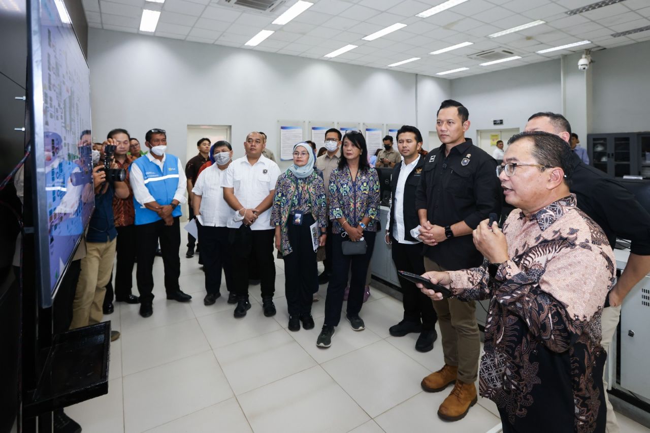 Direktur Manajemen Proyek dan Energi Baru Terbarukan PT PLN (Persero) Wiluyo Kusdwiharto bersama Menteri Koordinator Bidang Infrastruktur dan Pembangunan Wilayah Agus Harimurti Yudhoyono, Wakil Menteri Pekerjaan Umum Diana Kusumastuti didampingi Wakil Gub