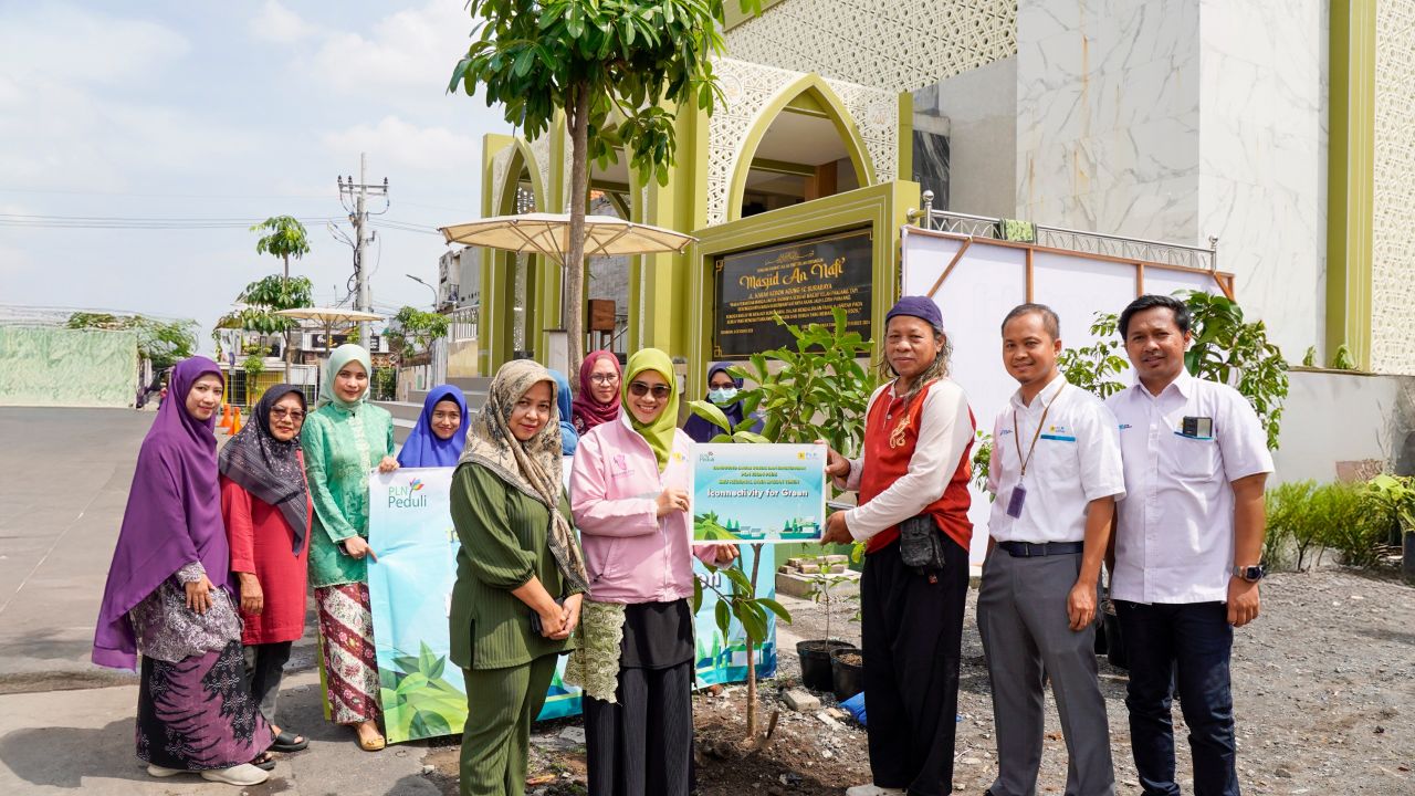 Program Iconnectivity for Green, PLN Icon Plus Jatim Lakukan Tanam Pohon dan Berikan Alat Kebersihan di Masjid An Nafi' 
