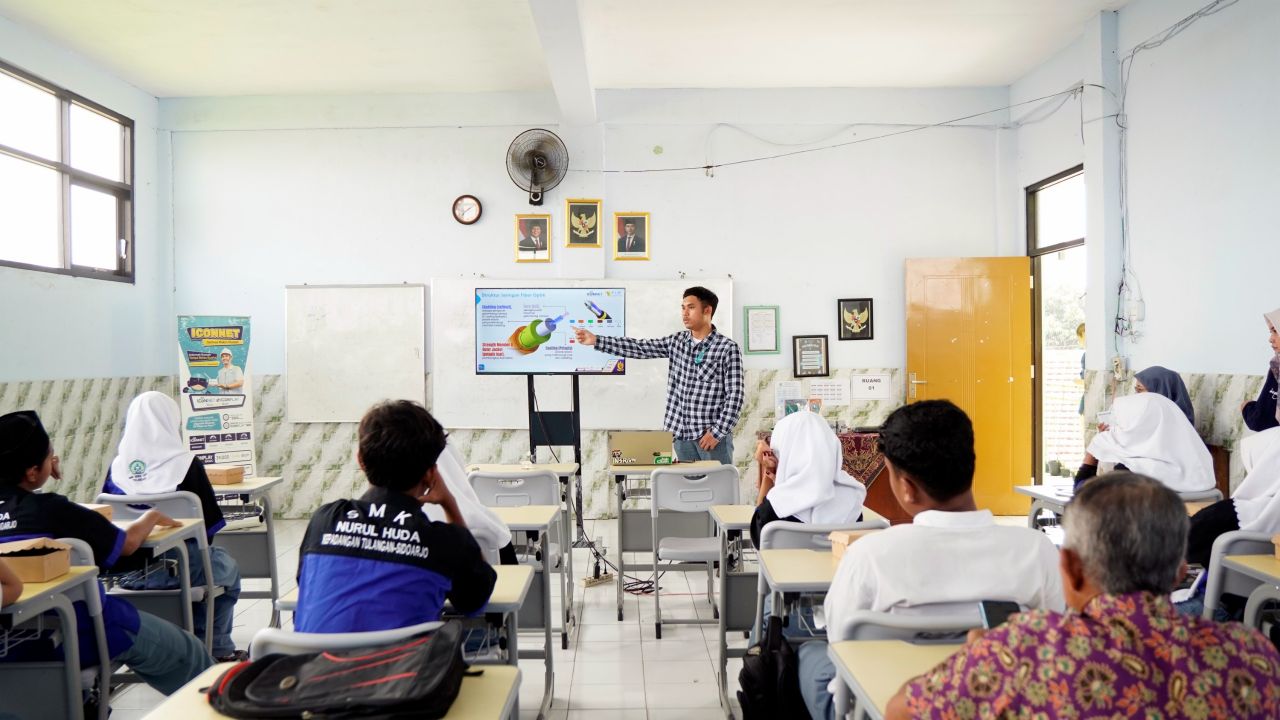 Rayakan Hardiknas 2025, ICONNET & Srikandi PLN Icon Plus Jatim Gelar Aksi Mengajar dan Donasi di SMK Nurul Huda Tulangan