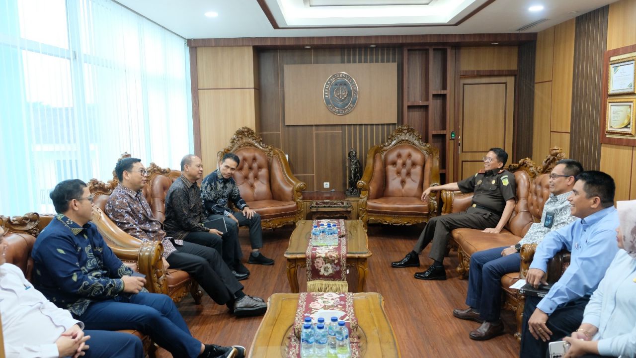 PT PLN (Persero) terus berkomitmen untuk menghadirkan infrastruktur ketenagalistrikan yang andal dan berkualitas bagi masyarakat di wilayah Provinsi Jawa Timur