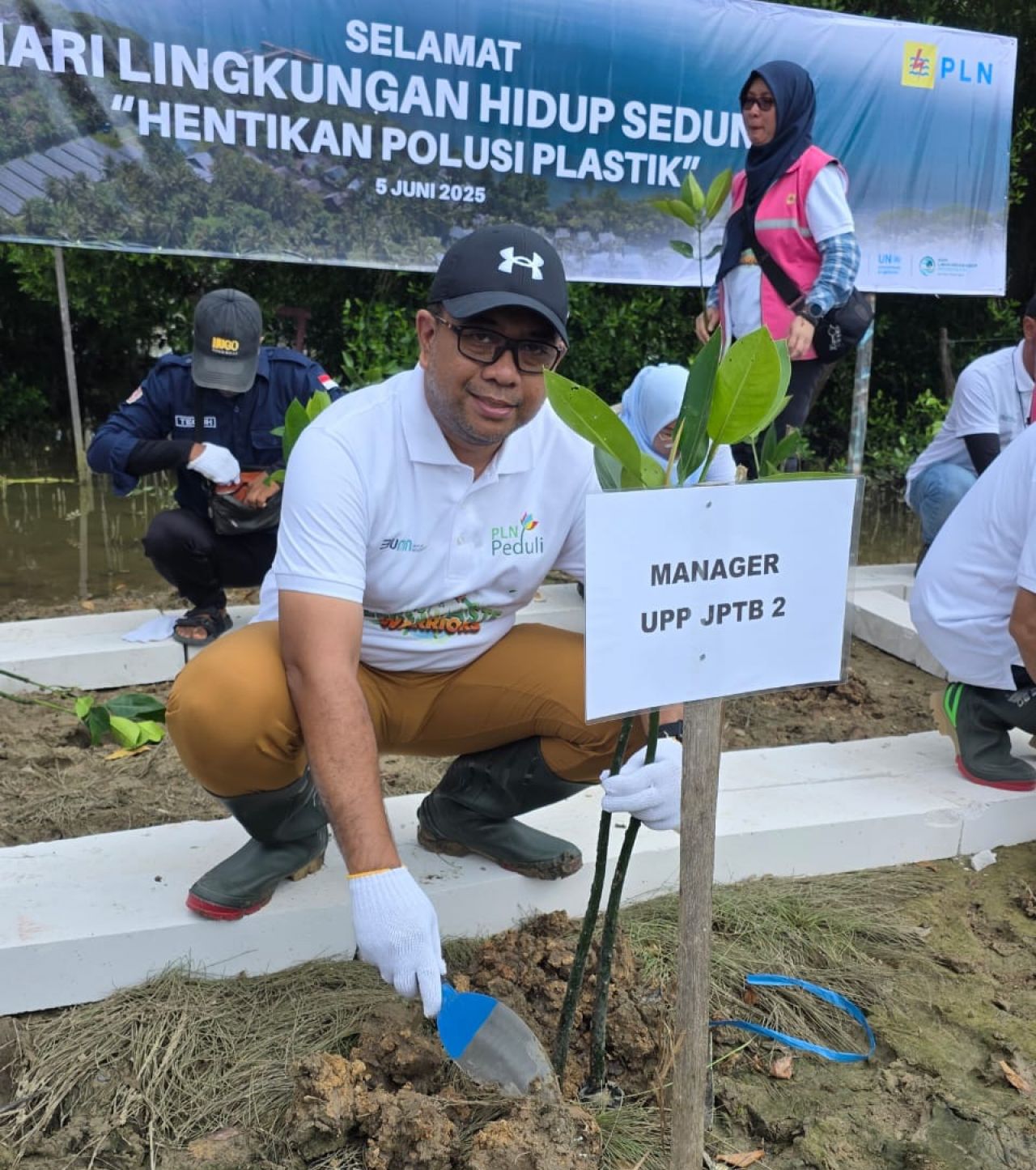 Peringati Hari Lingkungan Hidup Sedunia, PT PLN (Persero) UIP JBTB serah terima bantuan TJSL dan Penanaman Mangrove di Pesisir Lamongan