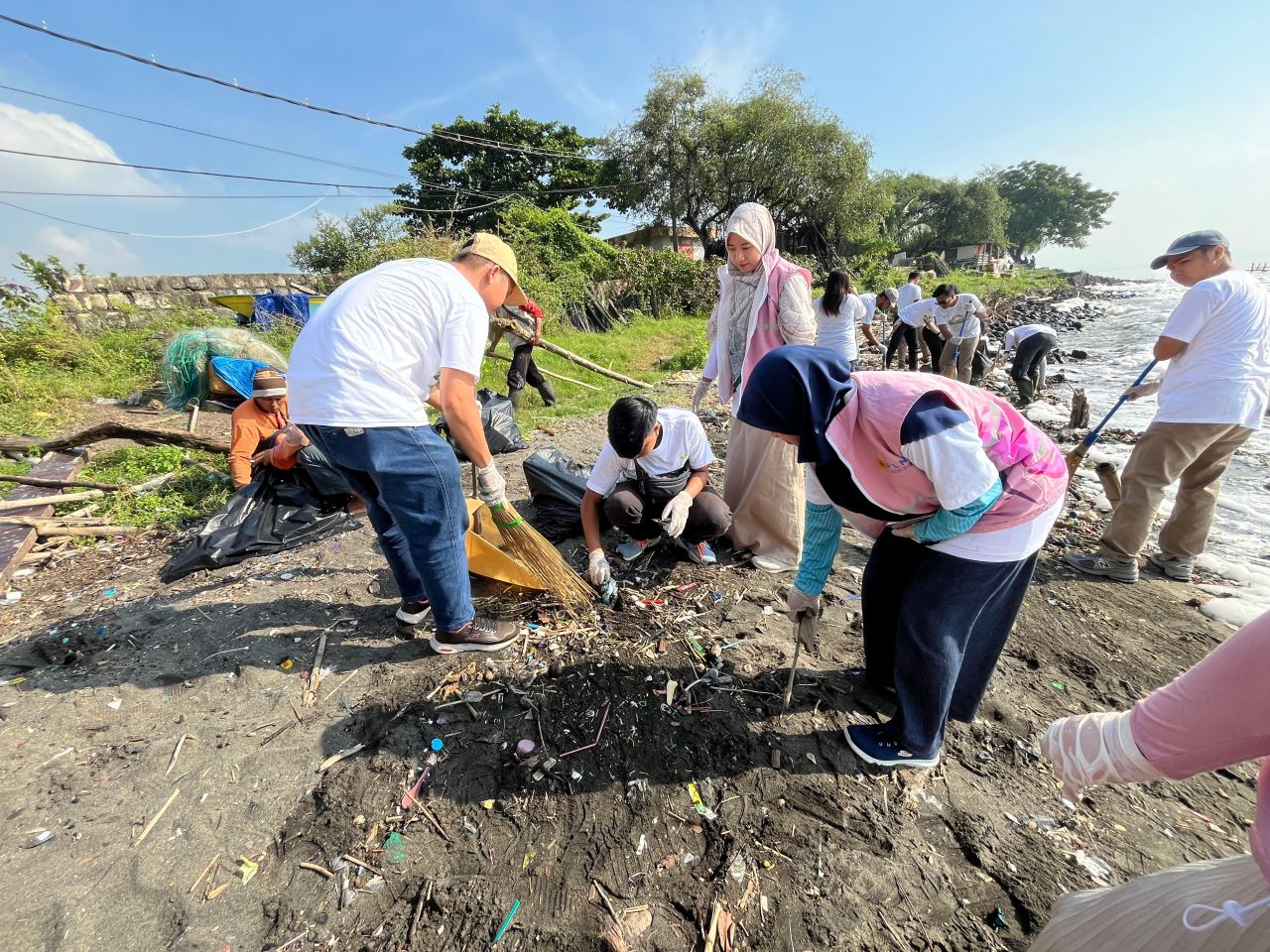 Gerakan Peduli Lingkungan " _Zero Waste Warriors_ ", Aksi Nyata PLN Icon Plus Jawa Timur Bersihkan Pesisir Surabaya di Hari Lingkungan Hidup Sedunia
