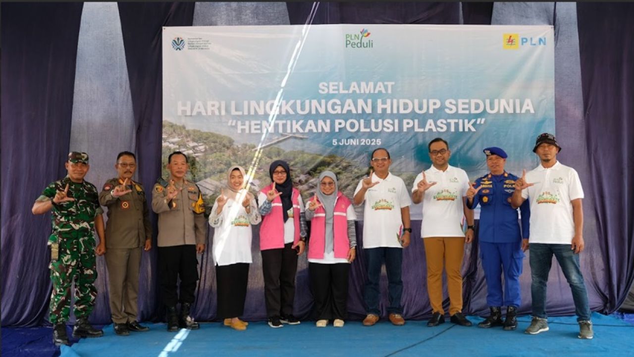 Perkuat Aksi Hijau, Srikandi PLN UIP JBTB Turun ke Lapangan Tanam Bibit Mangrove di Taman Sedayu Lawas.