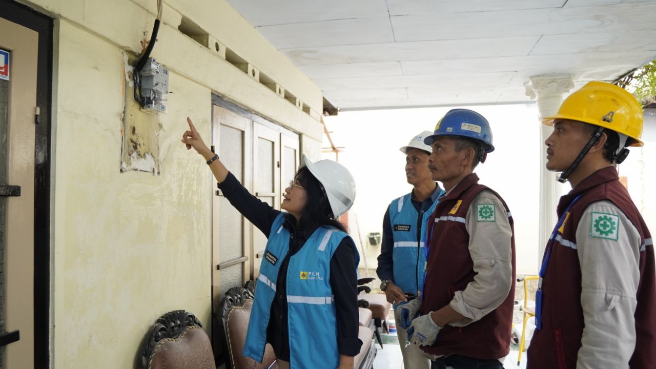 Direktur Pelayanan TI PLN Tinjau Langsung Pilot Project Implementasi OMP dan Semi AMI di Bangkalan