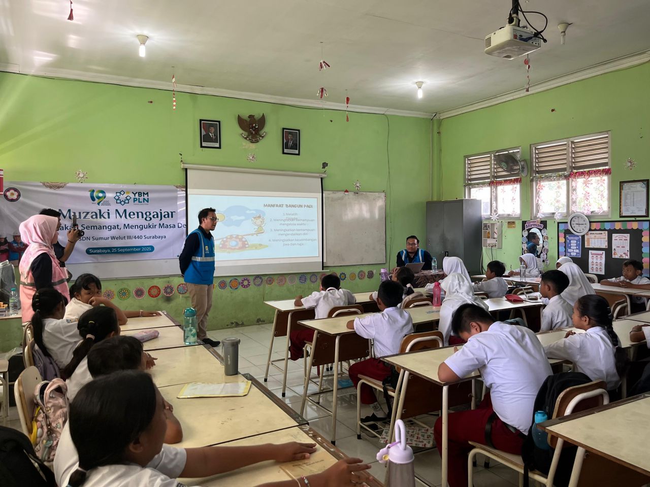 Milad ke-19 YBM PLN UIP JBTB Gelar Muzaki Mengajar di SDN Sumur Welut Surabaya