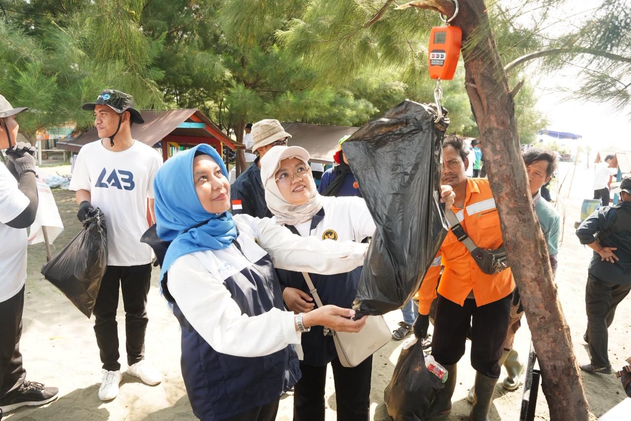 Menyambut Hari Pahlawan, PLN Rehabilitasi Mangrove Lindungi Pesisir Utara Jateng dari Banjir Rob Bersama Warga