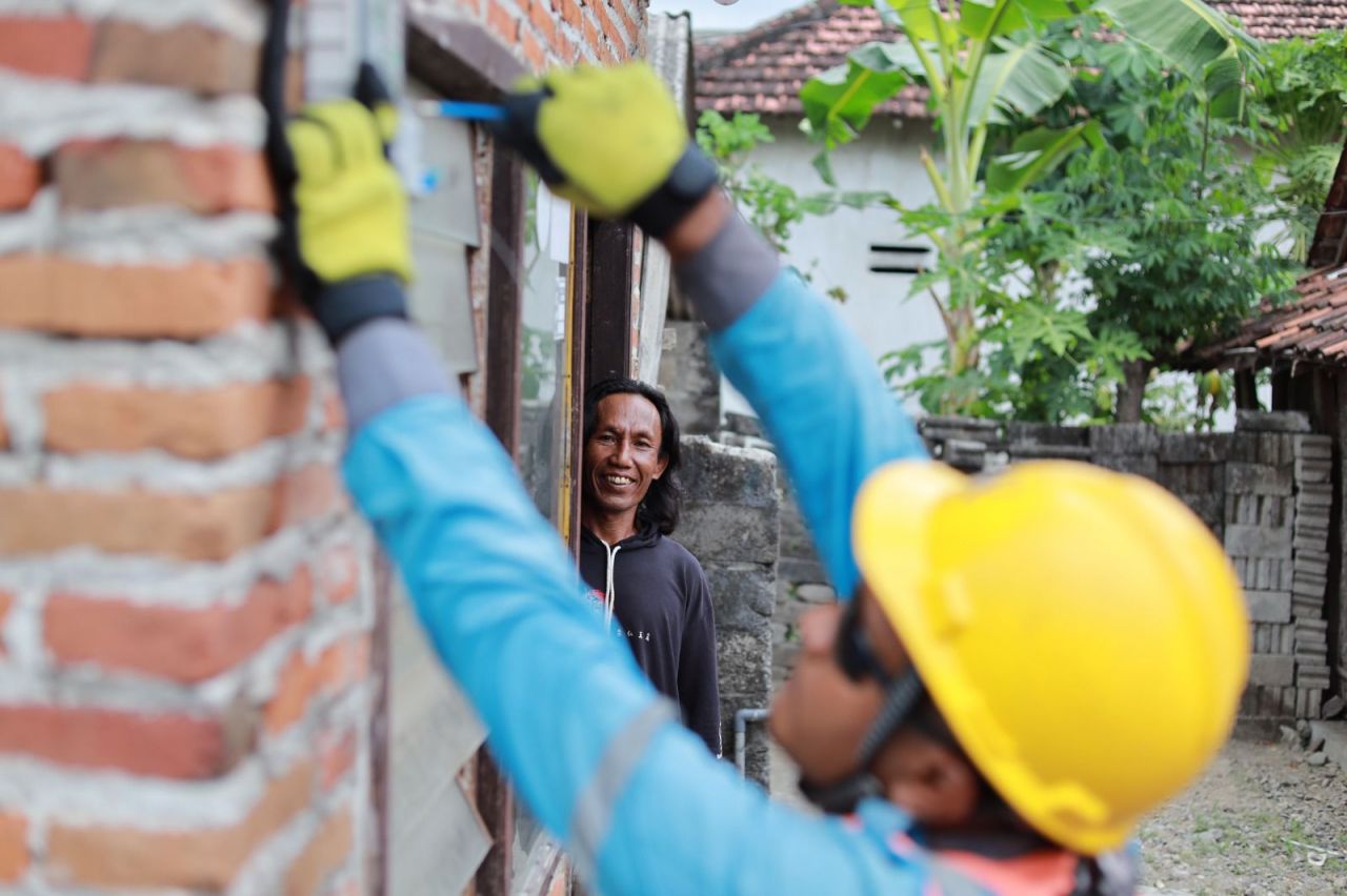 PLN Wujudkan Semangat Hari Sumpah Pemuda dengan Sambungan Listrik Gratis bagi 171 Warga Tulungagung di HLN ke-80