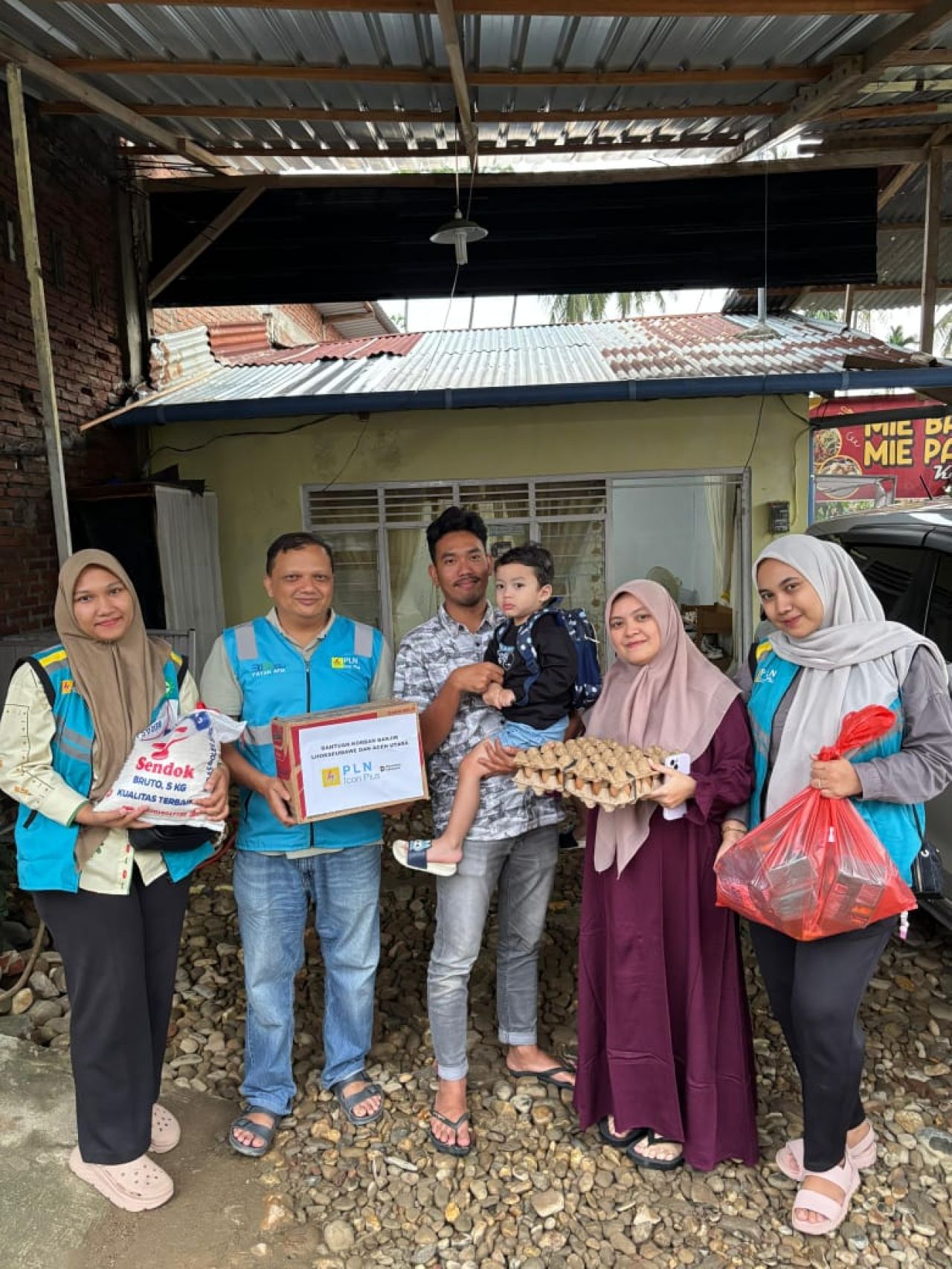 Terkoneksi dengan Hati, PLN Icon Plus Sigap Menyalurkan Bantuan Banjir Bandang di Medan
