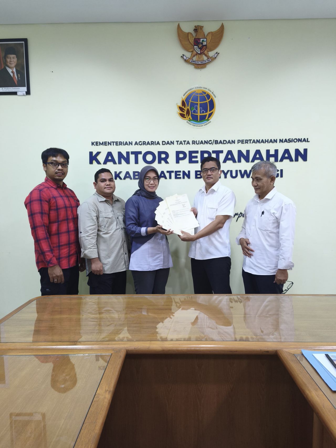 Tingkatkan Kepastian Hukum Aset Negara, PLN UIP JBTB Terima Sertipikat HGB SUTET 500 kV Paiton–Kalipuro di Desa Ketapang dan Kalipuro