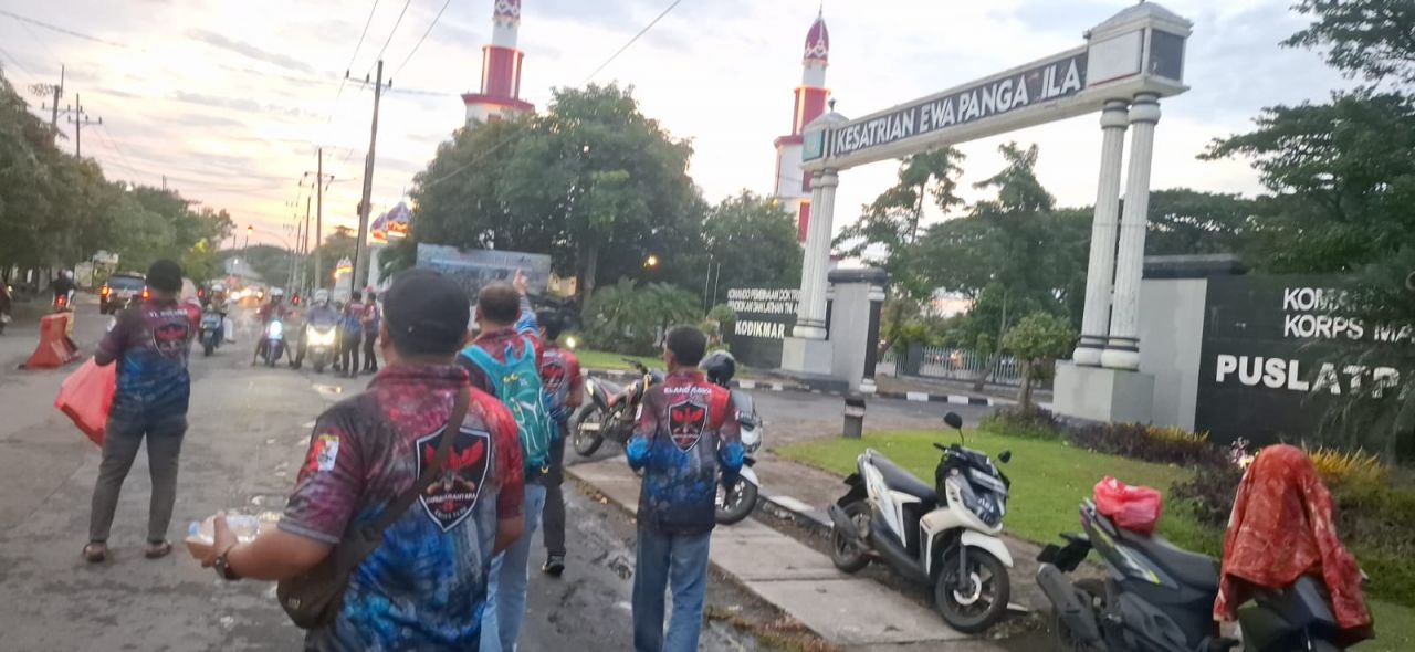 Usai Latihan Menembak, GANAS Bagikan 500 Takjil kepada Pengendara di Depan Markas Kodikmar Surabaya