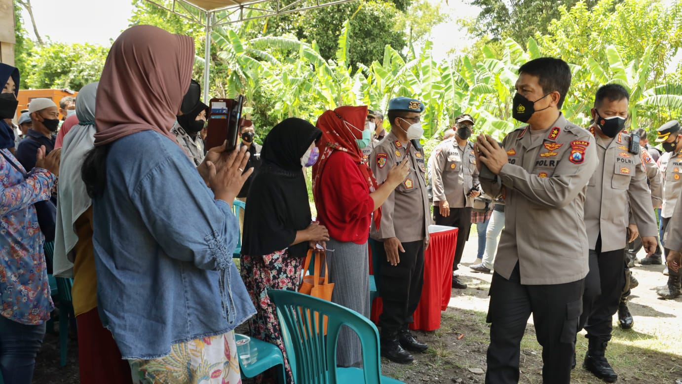 Kapolda Jatim Mengecek Vaksinasi Serentak di Kabupaten Sidoarjo