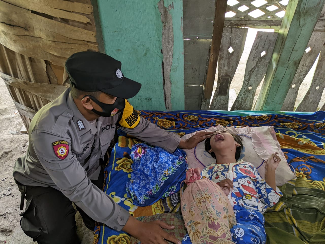 Peduli Penderita Gizi Buruk, Polsek Besuk Berikan Bantuan