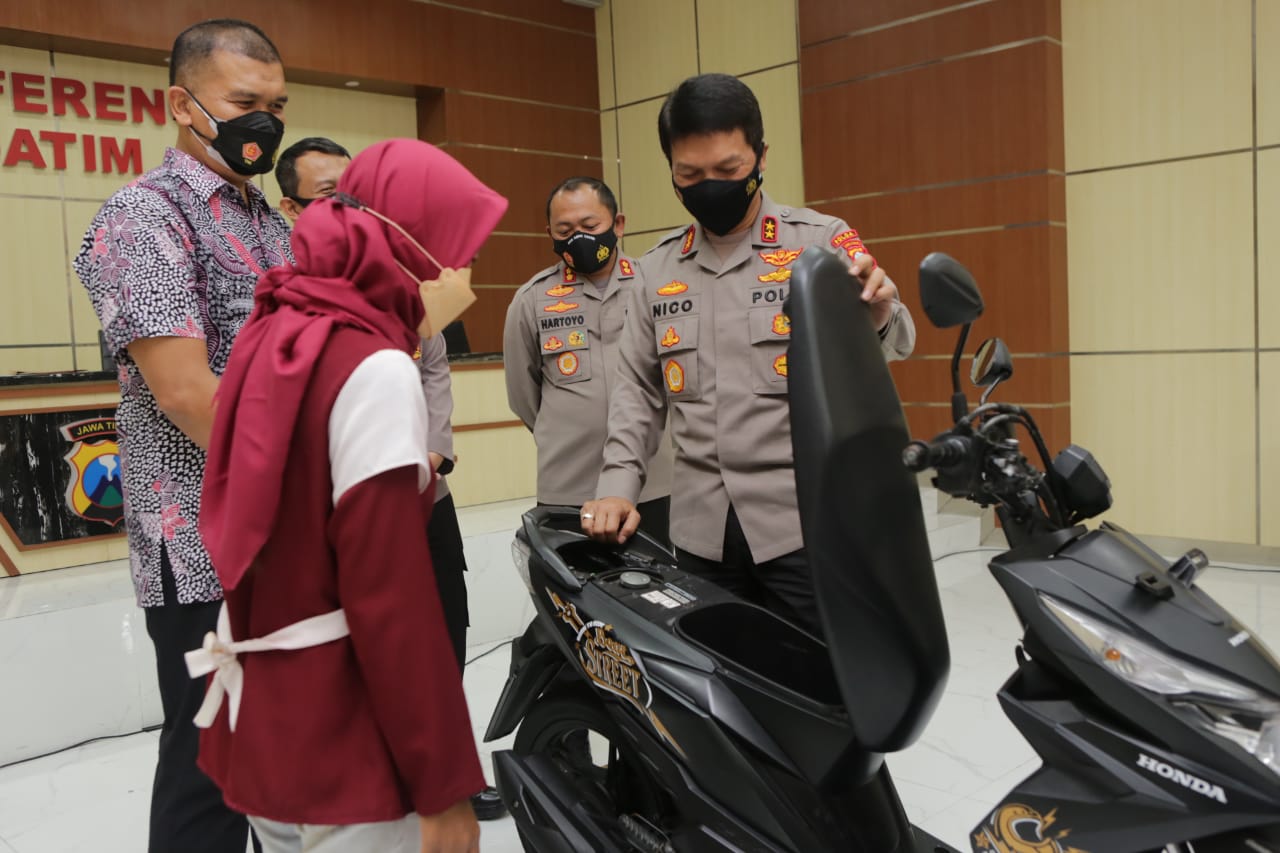 Kapolda Jawa Timur Kembalikan Motor Milik Korban Pencurian Ojek Online