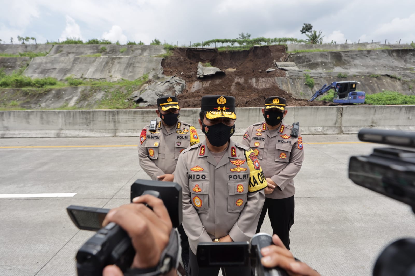 Kapolda Jatim Mengecek Lokasi Tanah Longsor di Tol Pandaan - Malang