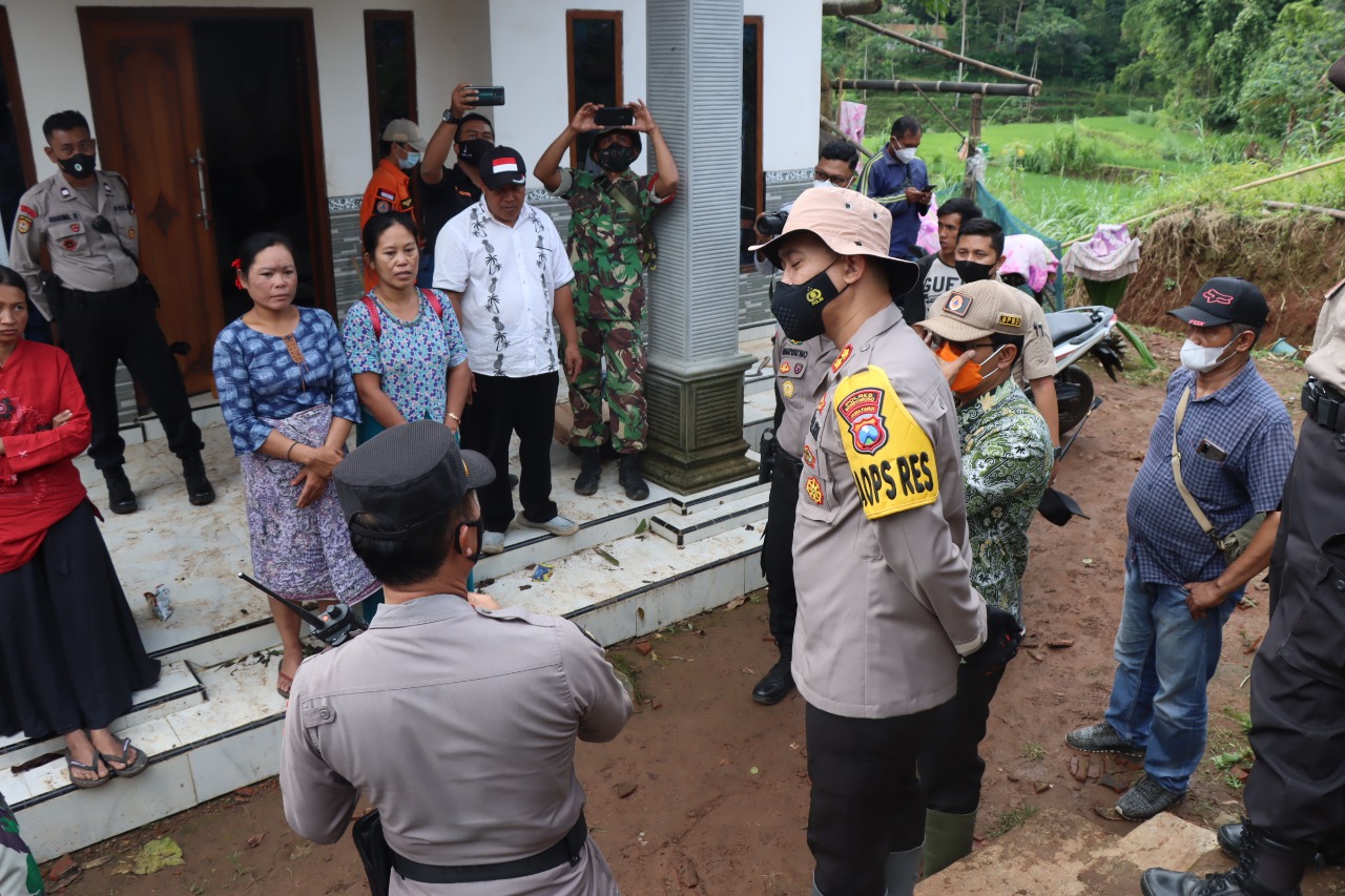 Tanggap Bencana, Kapolres Bondowoso Beri Bantuan Korban Puting Beliung