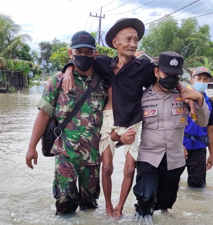Kembali Gelar Bhaksos di Lokasi Banjir, Dandim dan Kapolres Jember Berbagi Sembako